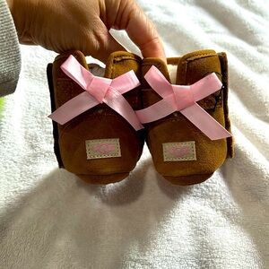 BRAND NEW BABY UGGS!!